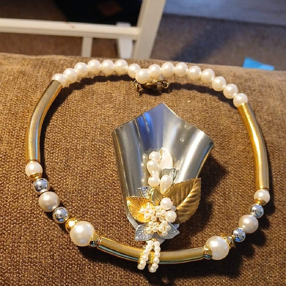 Elegant Pearl and Gold Necklace with Floral Pendant